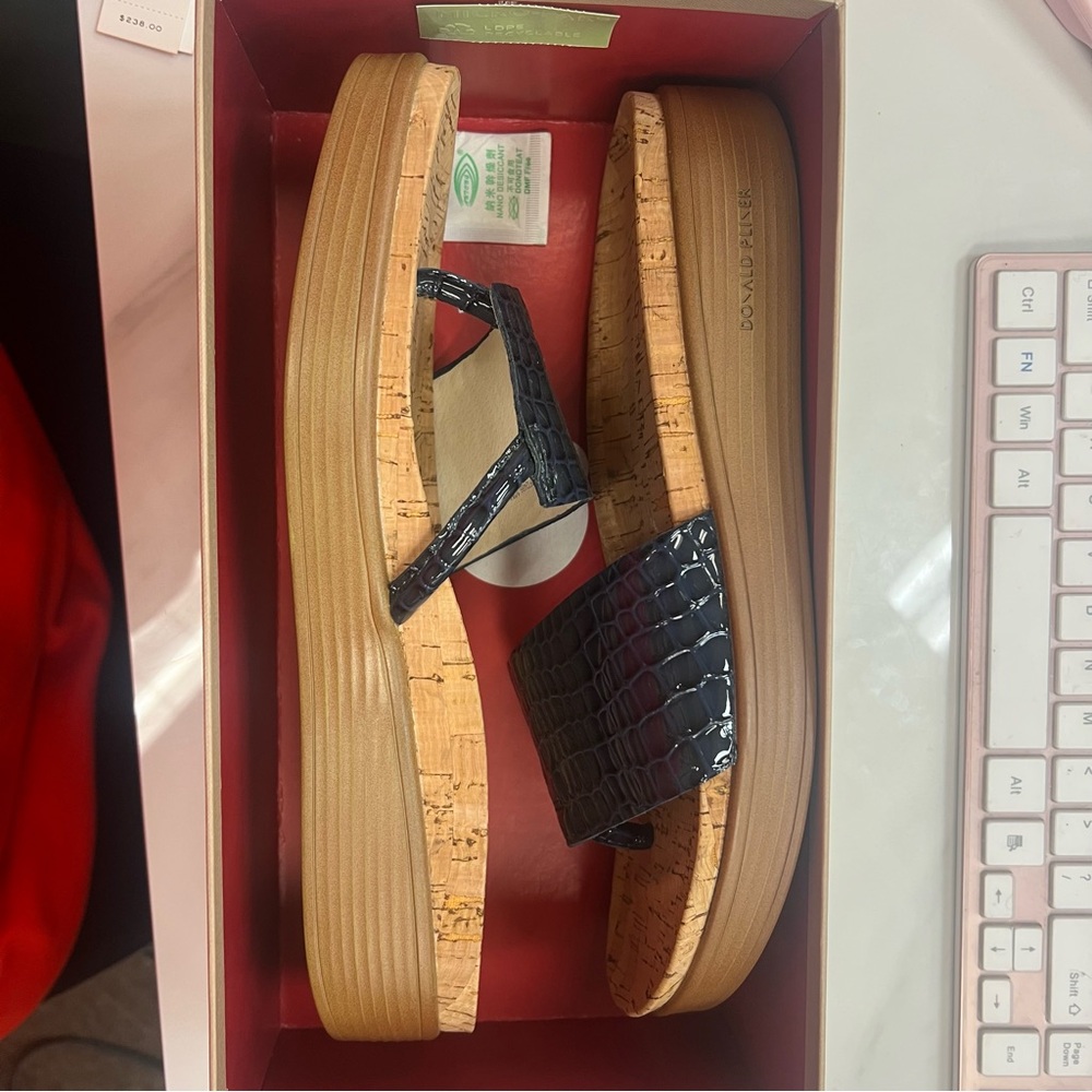 Donald Pliner FIIFI Crocco Patent Navy NWT - Picture 2 of 4